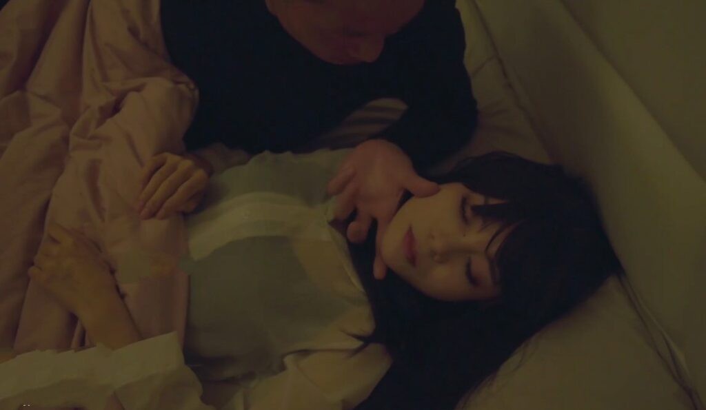 Cậu em trai nữa đêm bỏ thuốc mê hiếp dâm chị gái xinh đẹp khi ngủ say