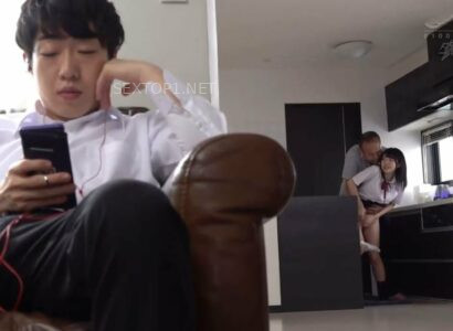 Ông bố địt cô bạn gái loli nhỏ nhắn dễ thương của cậu con trai