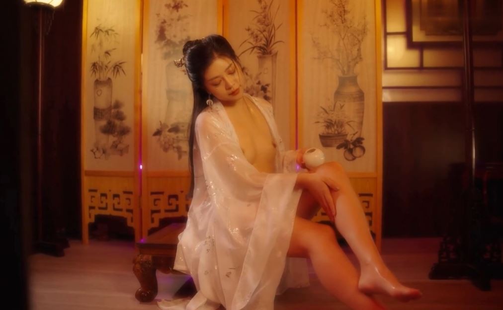 Tên tướng quân trộm nhìn hoàng hậu lúc nữa đêm và cái kết